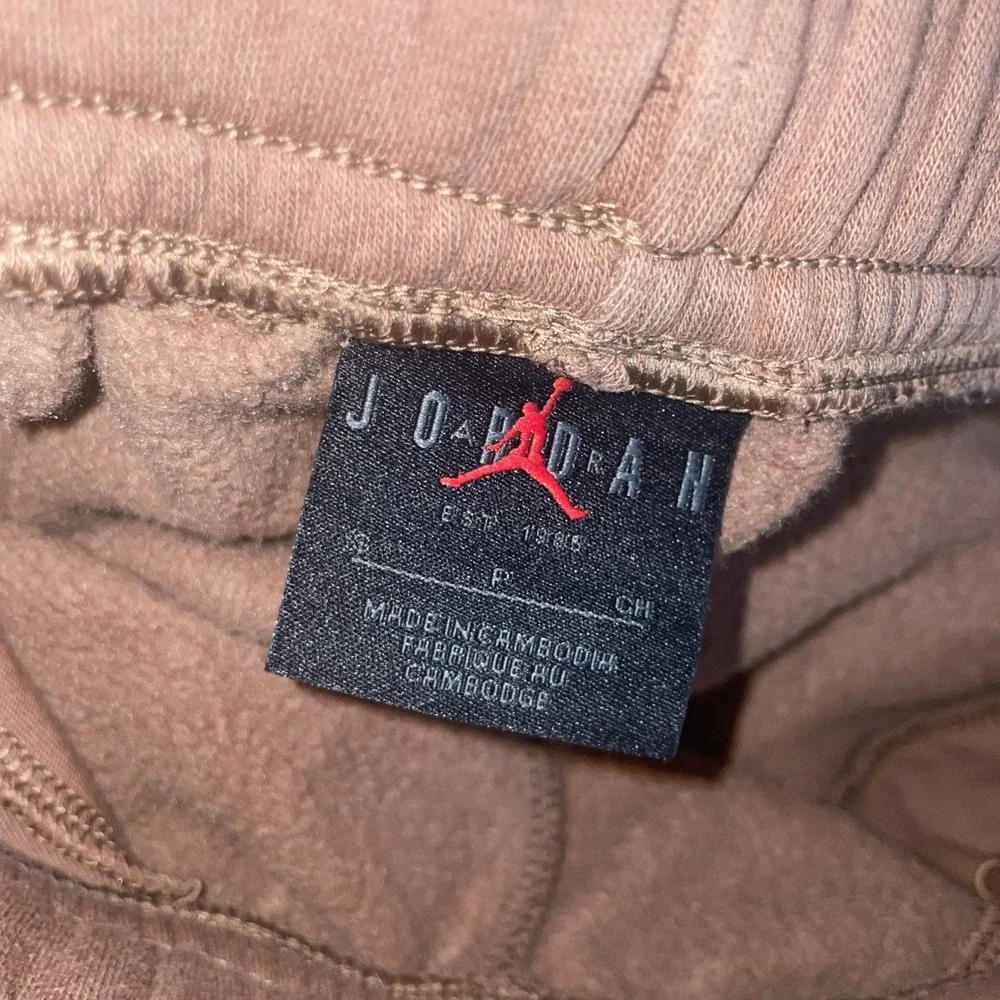 Air Jordan Brooklyn Fleece Sweatpants Joggers Men's Small FV7277 223 Tan